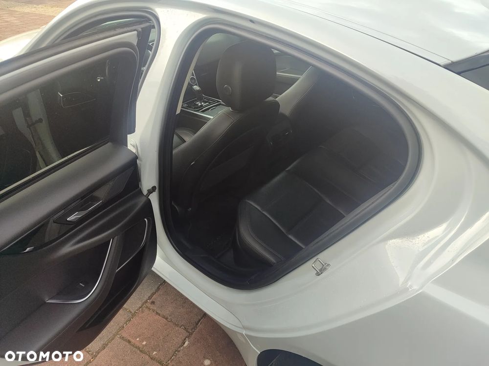 Jaguar XE 2.0 T AWD Prestige - 9