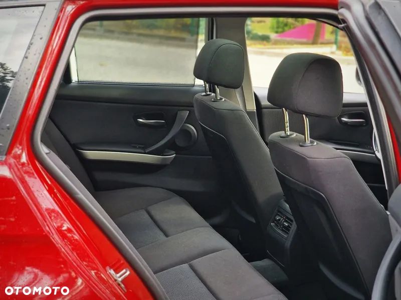 BMW Seria 3 320i Touring - 17