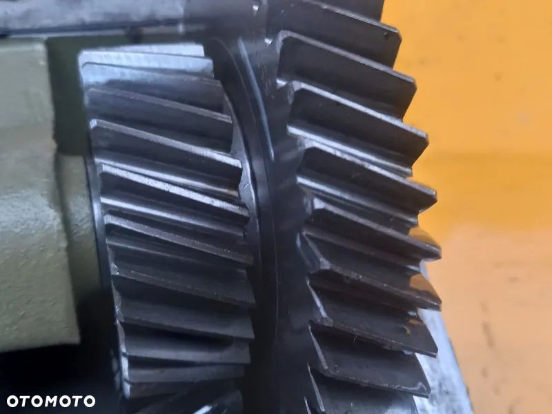 Przystawka przedniego napędu obudowa 49/44/27 John Deere 6620 - 6