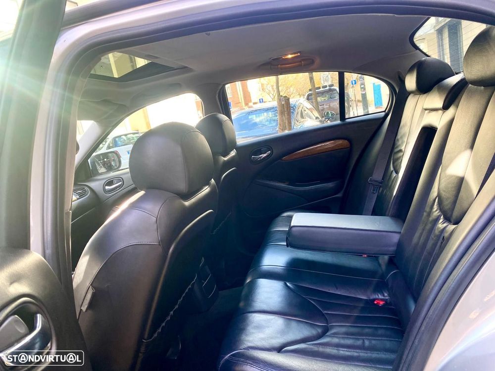 Jaguar S-Type 3.0 V6 Executive Auto. - 36