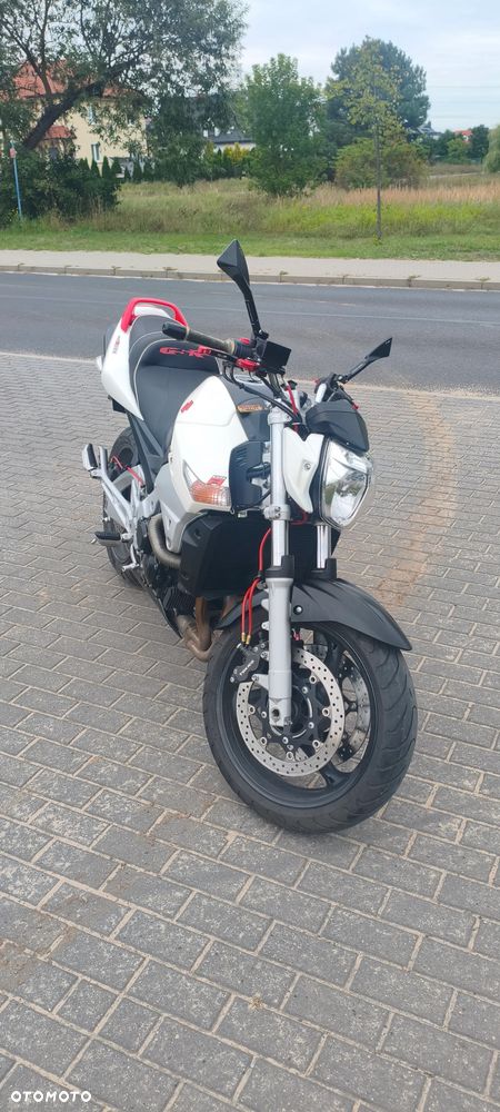 Suzuki GSR - 4