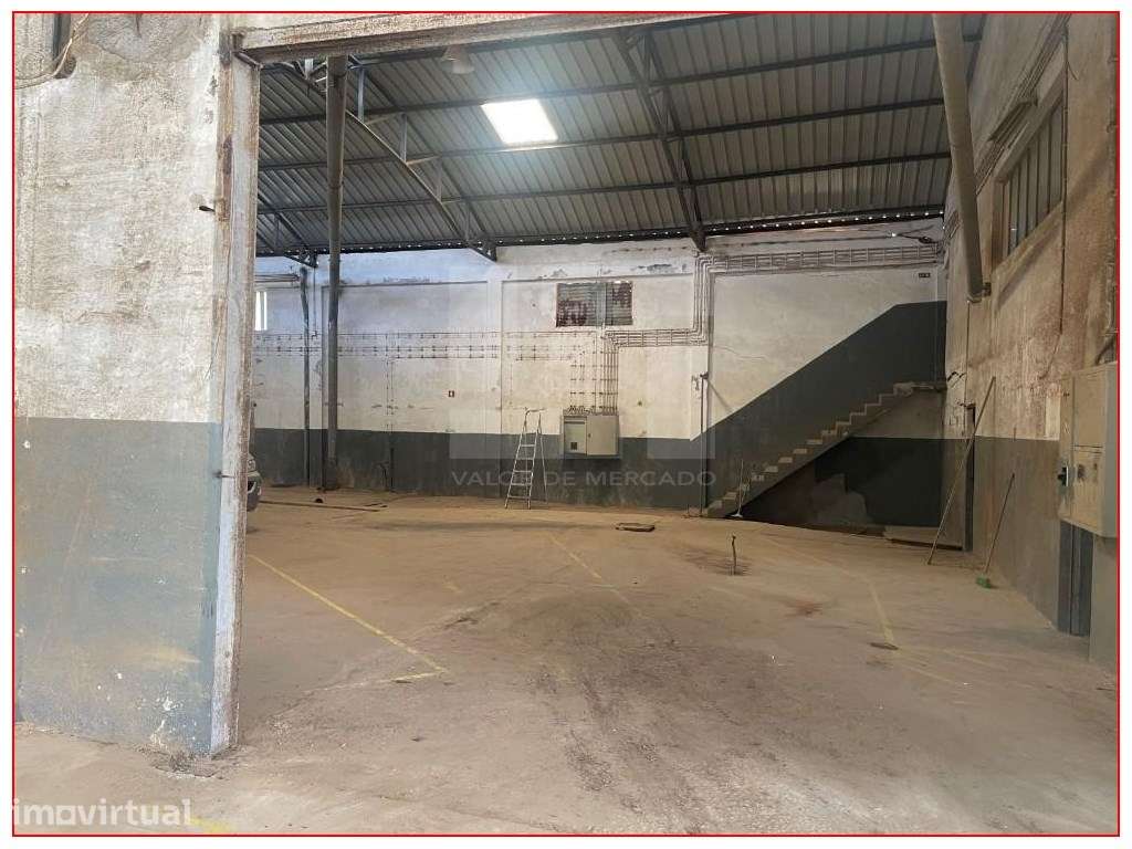 O armazém, está implantado em terreno com 2.149 m². - Grande imagem: 2/6