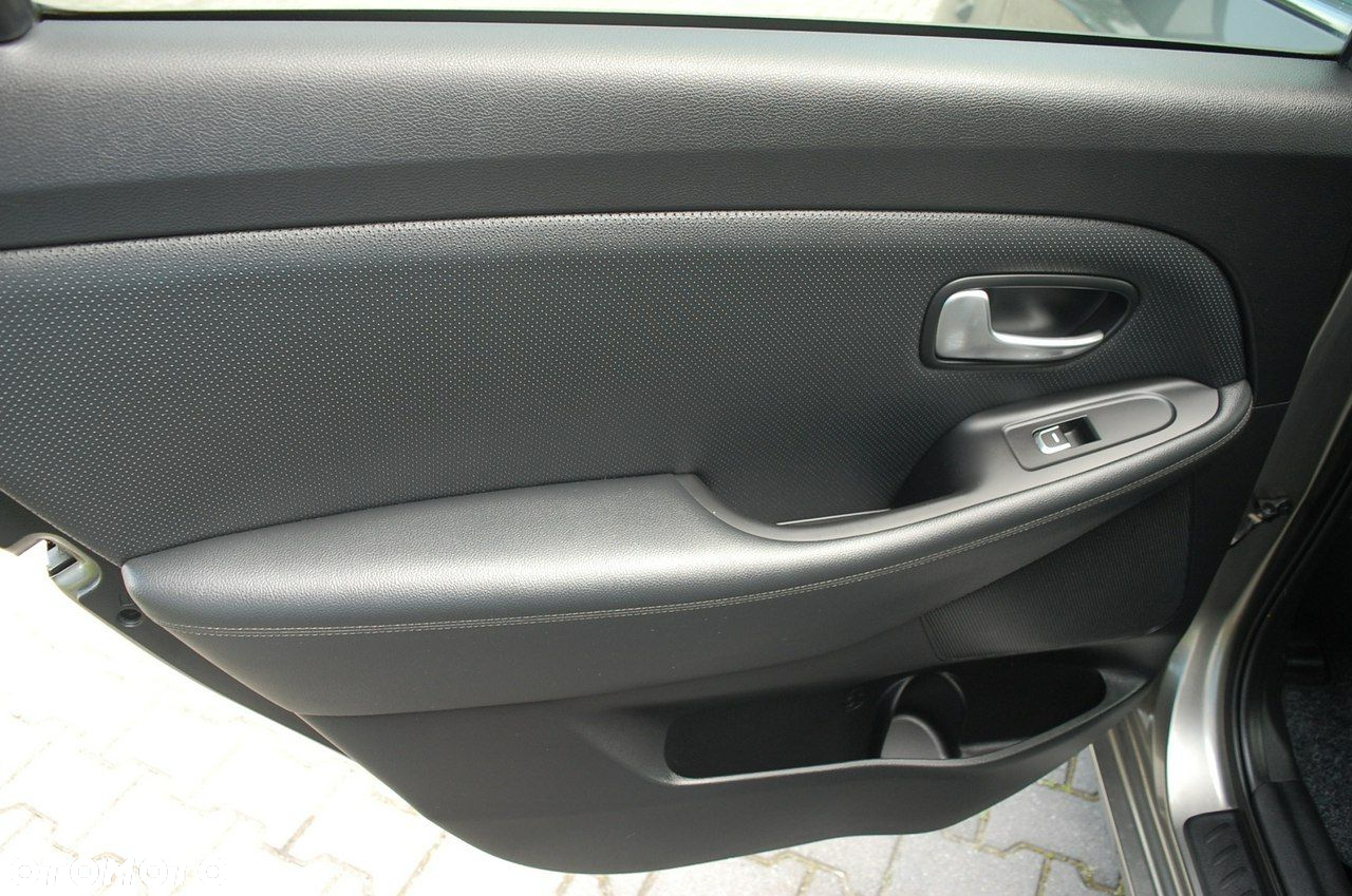 Kia Carens - 36