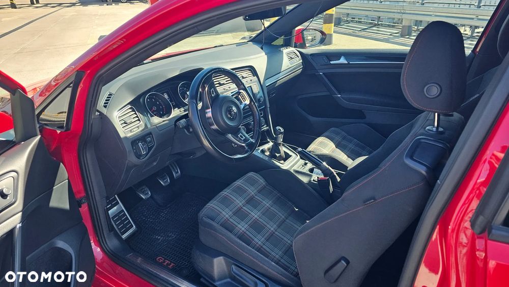 Volkswagen Golf - 24