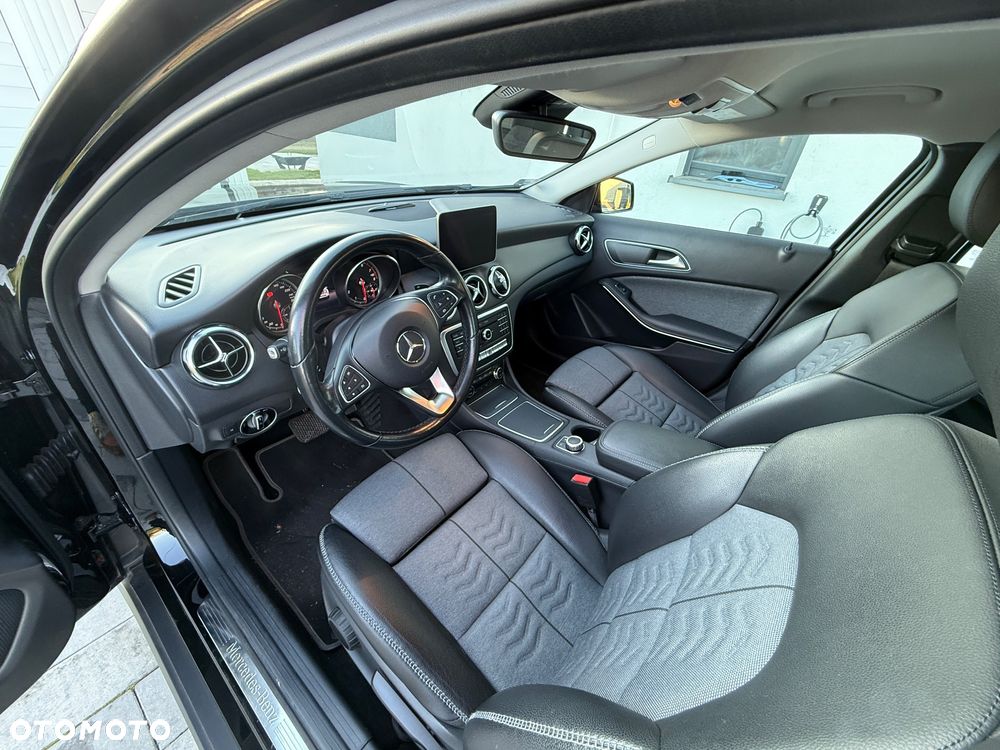 Mercedes-Benz GLA 180 7G-DCT - 11