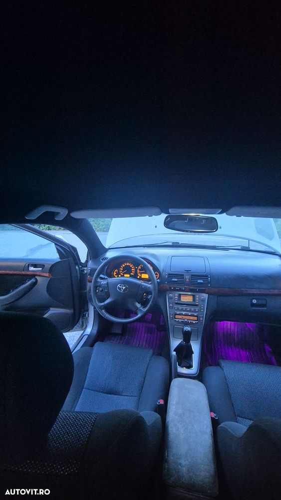 Toyota Avensis 1.6 Sedan Luna - 16