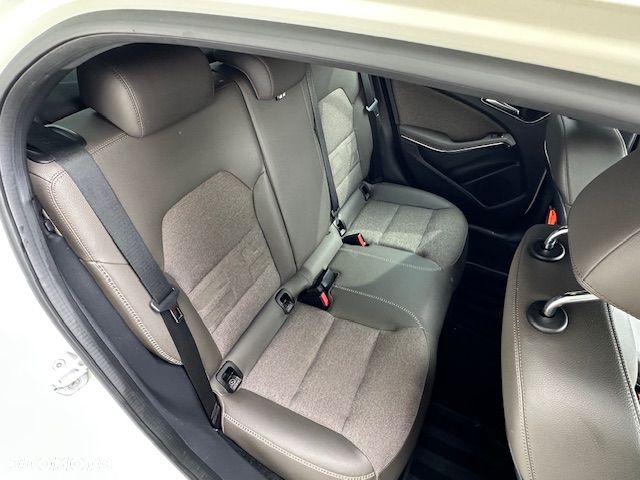 Mercedes-Benz GLA 200 - 13
