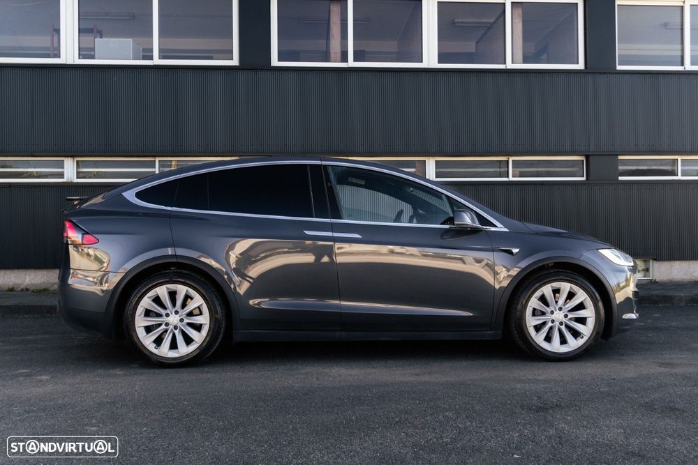 Tesla Model X - 28