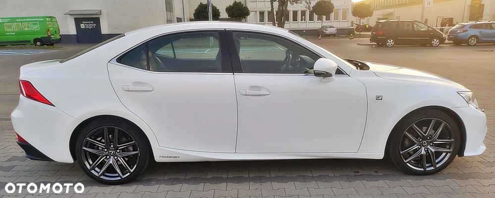 Lexus IS 300h F Sport - 16