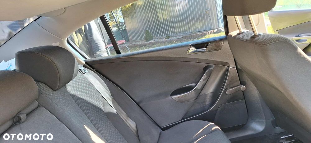 Volkswagen Passat 1.6 FSI Trendline - 11