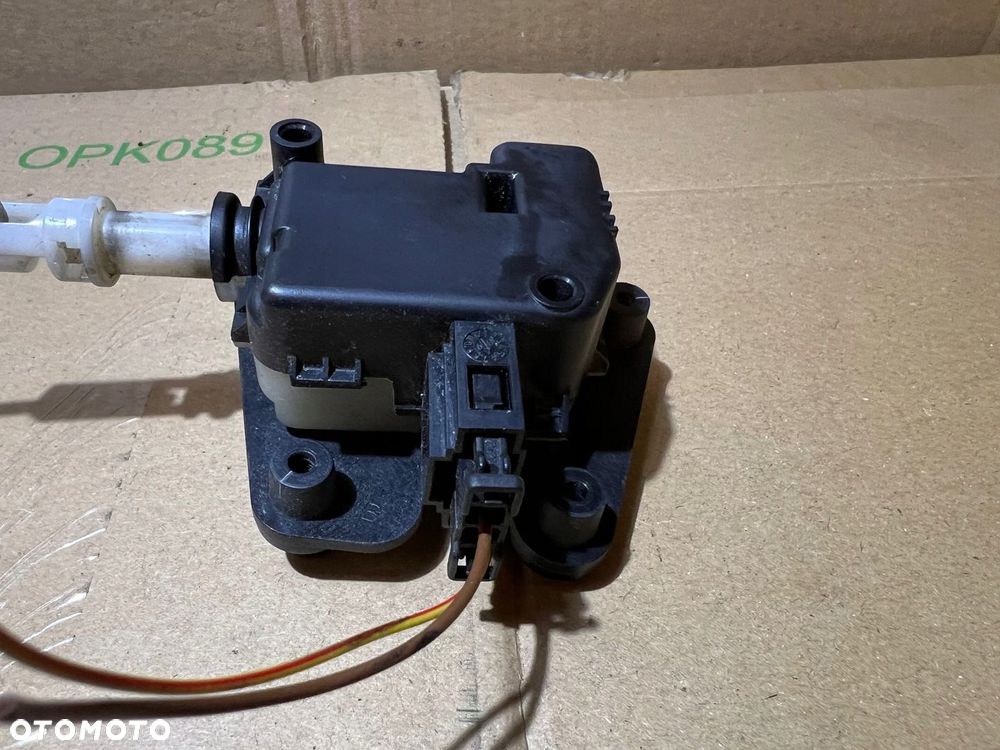 AUDI A3 8P 3D ZAMEK KLAPY BAGAŻNIKA TYŁ 8P3827520A - 6