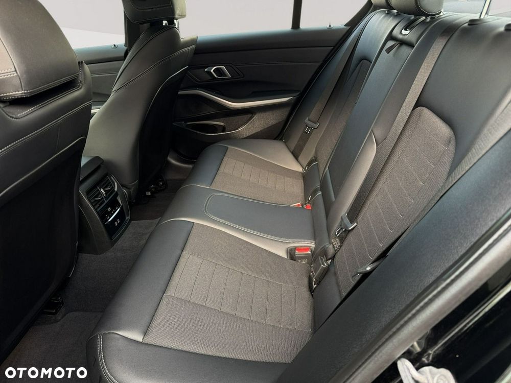 BMW Seria 3 318i - 27
