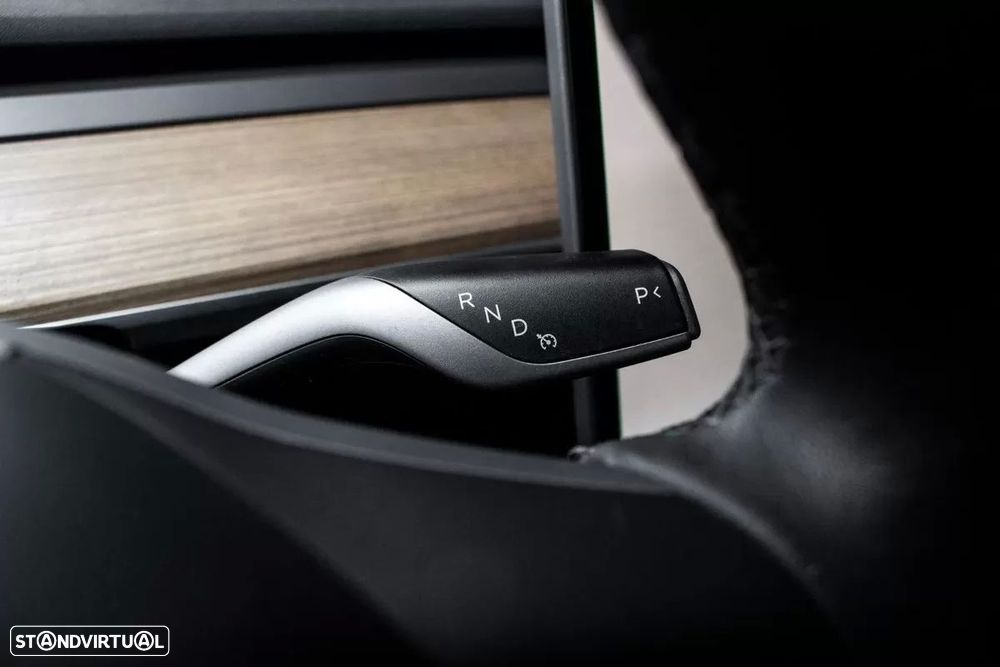 Tesla Model Y - 16