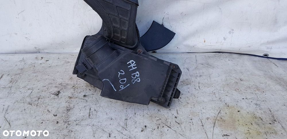 obudowa dolot powietrza Audi A4 B8 2.0 TDI - 2