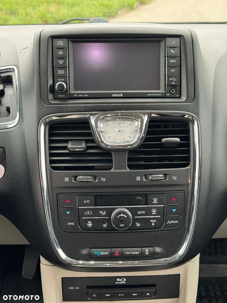 Chrysler Town & Country - 15