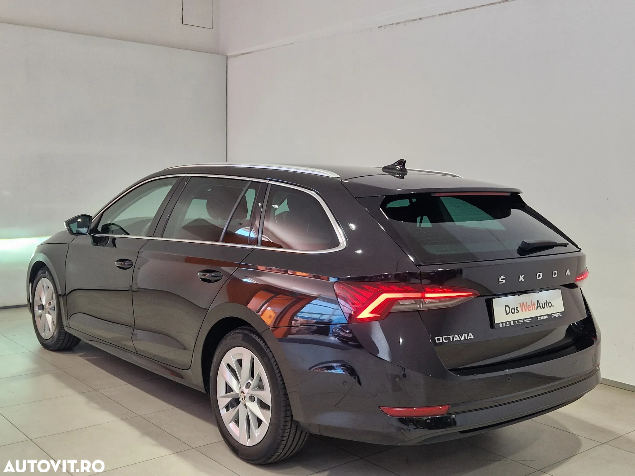 Skoda Octavia Combi 2.0 TDI DSG Premium Edition - 3