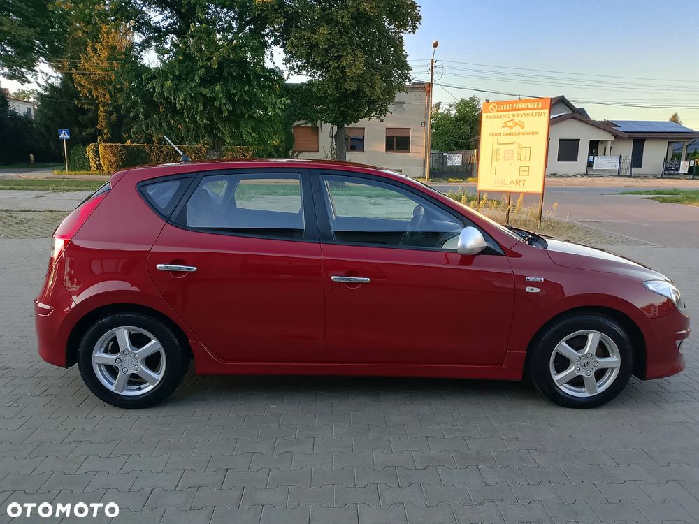 Hyundai i30 1.4 Base + - 6