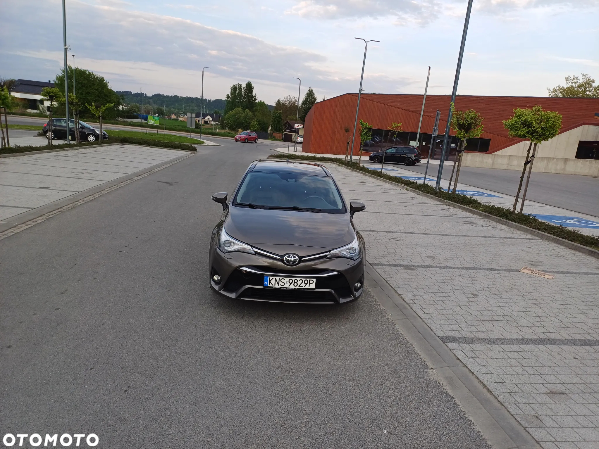 Toyota Avensis 1.8 Style MS - 9
