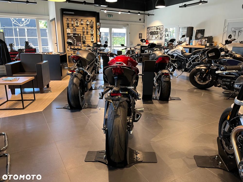 Triumph Street Triple - 8