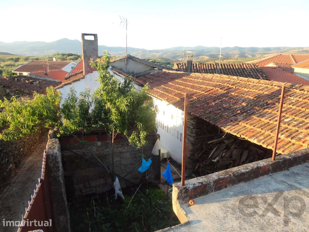 Moradia para Remodelação Total em Santa Maria de Émeres, Valpaços - Grande imagem: 3/13