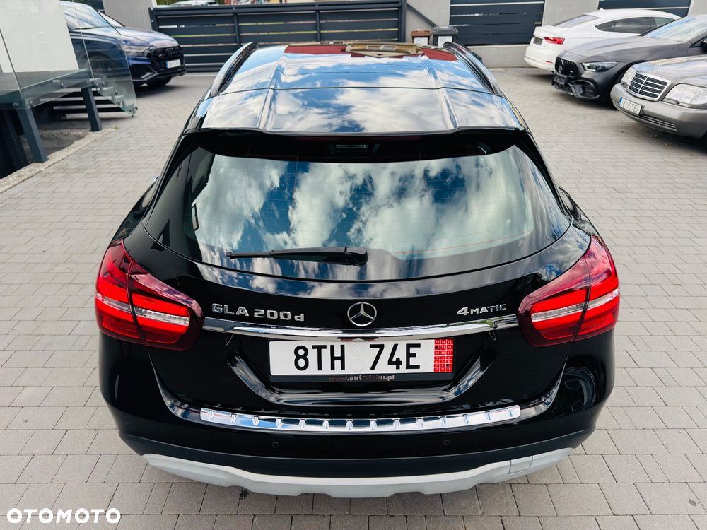 Mercedes-Benz GLA 200 d 4Matic 7G-DCT - 10