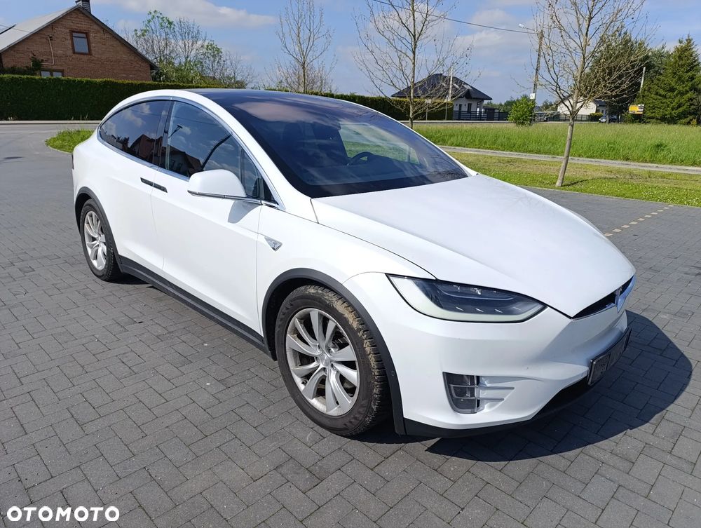 Tesla Model X - 16