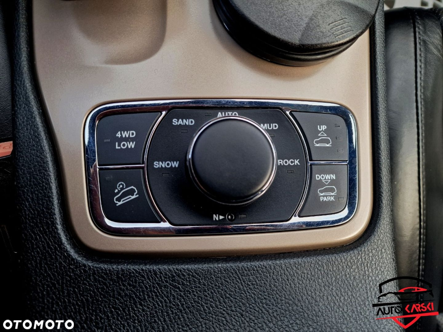 Jeep Grand Cherokee - 32