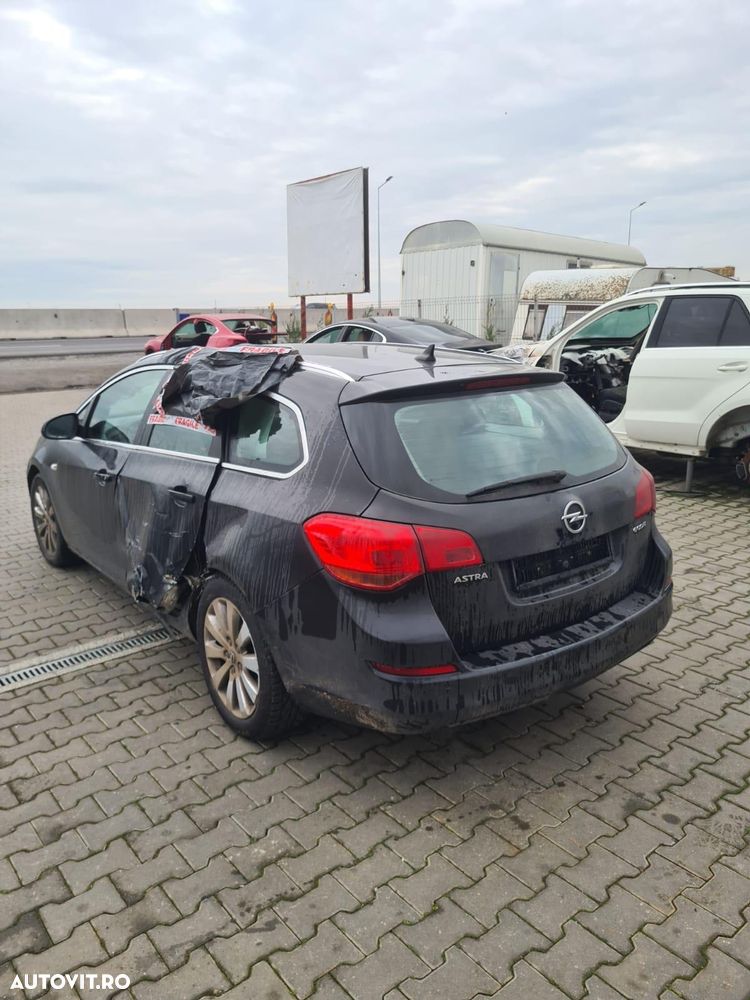 Dezmembram Opel Astra J 1.7 diesel din 2012 - 3