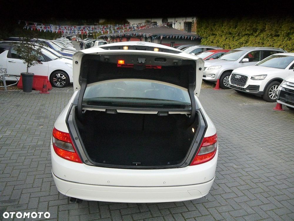 Mercedes-Benz Klasa C 180 BlueEFFICIENCY 7G-TRONIC Avantgarde - 13