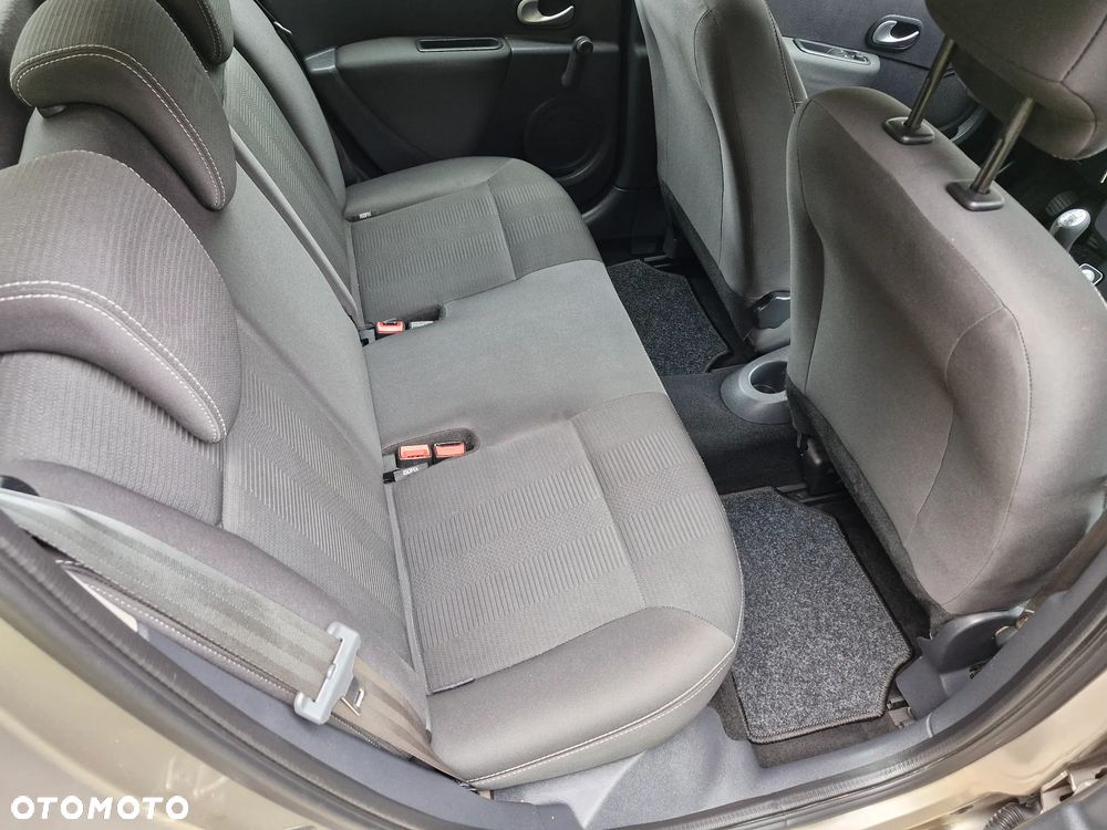 Renault Clio 1.2 16V Pack Authentique - 9