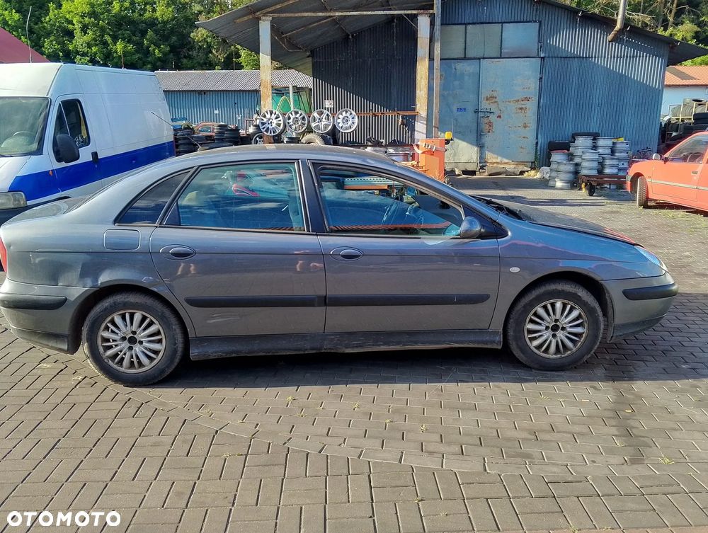 Citroen C5 I przed Lift (01-04r.) 1.8B 115KM. Silnik 6FZ EW7J4 Skrzynia 20DL29 lakier EYT.Cały na części. GWARANCJA !!! Przód Tył Zestaw Komplet Drzwi Klapa Zderzak Błotnik Maska Grill Atrapa Szyba Pas Lampa Lusterko Boczki Fotel Kanapa Kokpit Deska Rozdzielcza Przełącznik Włącznik Sterownik Przewody Wiązka Instalacja Moduł Komputer Czujnik Listwa Pompa Alternator Wtryski Głowica Rozrusznik Kompresor Sprzęgło Dwumas Silnik Skrzynia ABS Klimatyzacji Paliwa Wspomagania Kolektor Turbina Przepustnica Zawór Chłodnica Koło Hak Belka Sanki Zawieszenie Mcpherson Półoś Amortyzator Wydech Tłumik Zacisk Most - 5