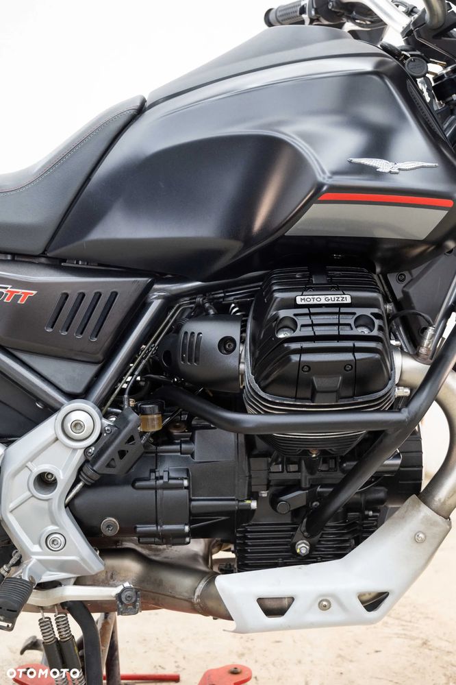 Moto Guzzi V85 - 12
