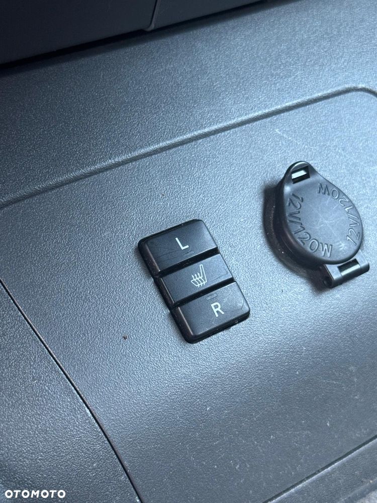 Toyota Prius (Hybrid) - 10