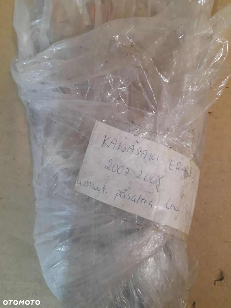 = KAWASAKI ER 6 N  2007-2008 UCHWYT PASAŻERA LEWY  PRAWY - 2