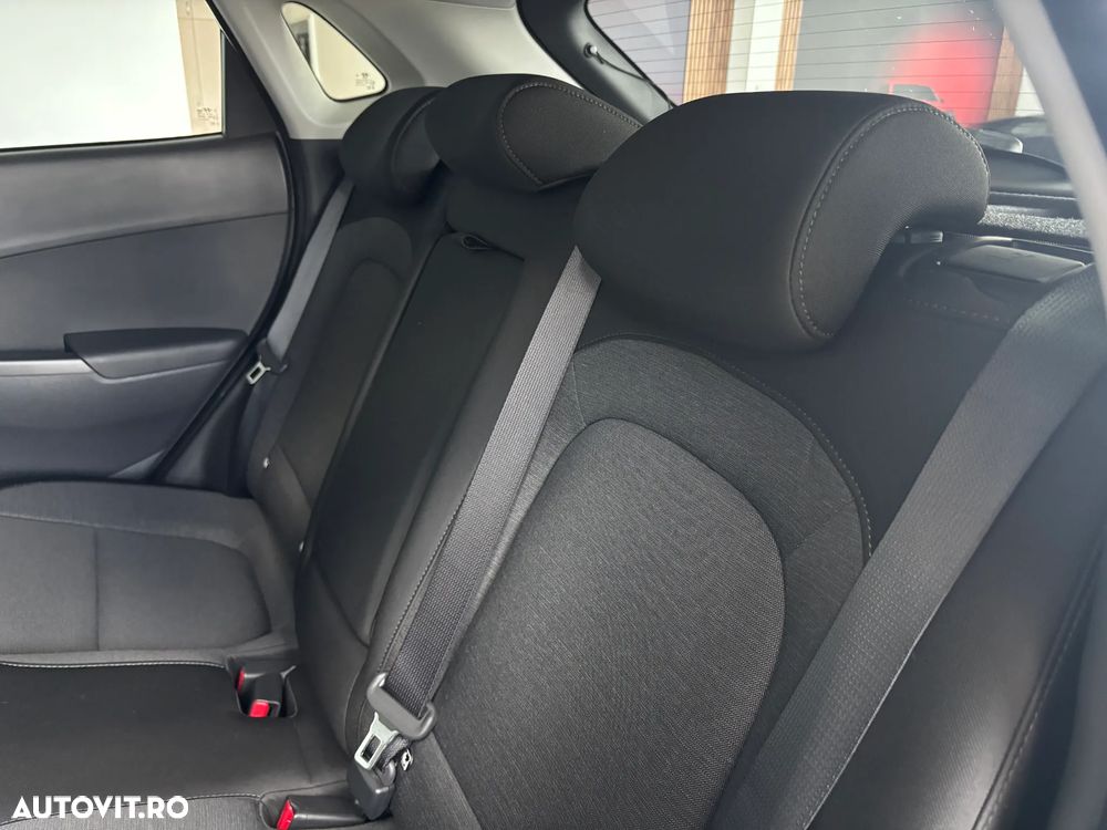Hyundai KONA Select - 13