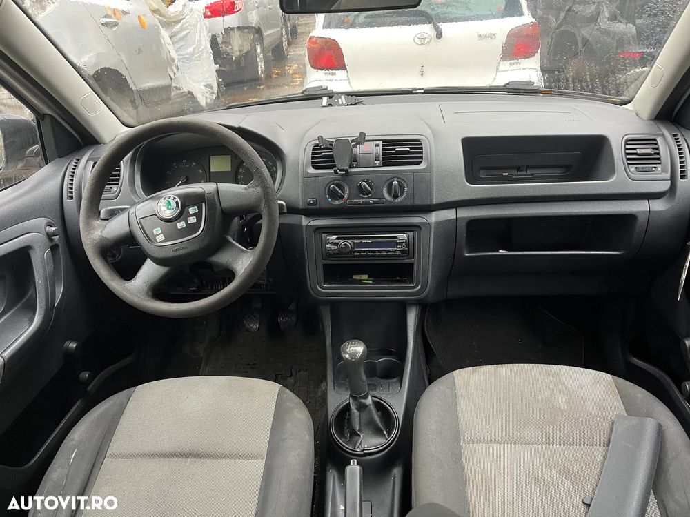 Dezmembrez Skoda Fabia 2 facelift alb 2011 benzina - 8