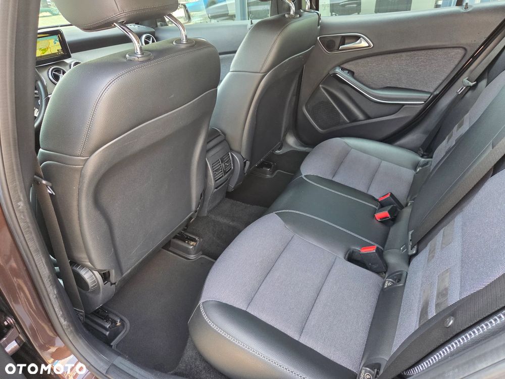 Mercedes-Benz GLA 200 7G-DCT Style - 20