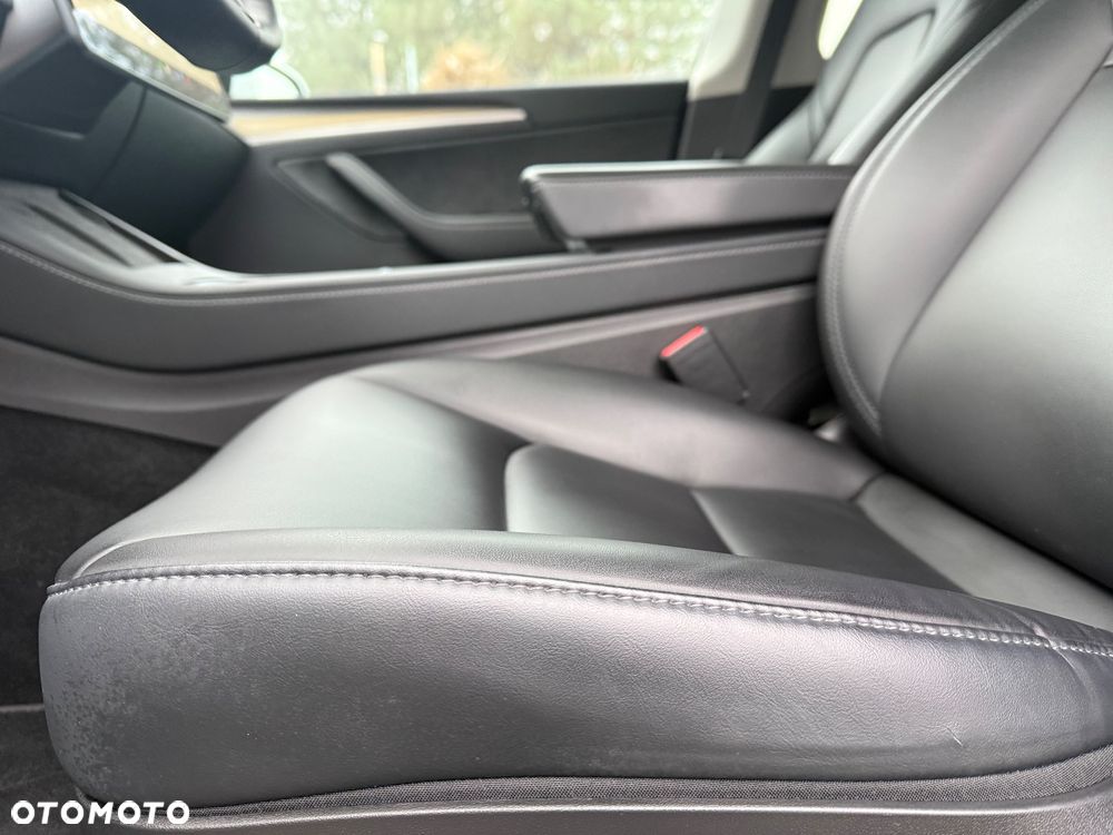 Tesla Model Y Long Range AWD - 34