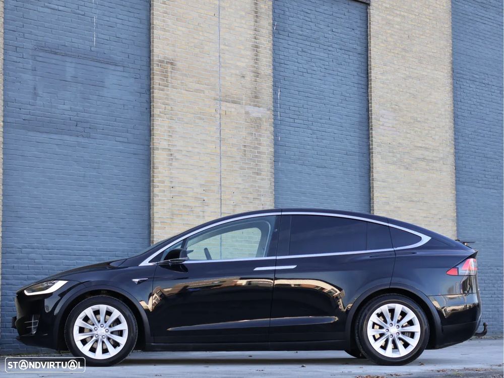 Tesla Model X 90D - 35