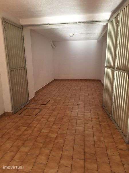 Alugo garagem charneca da caparica