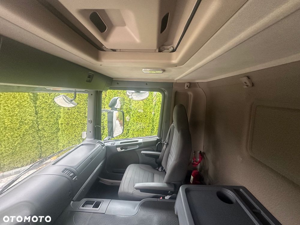 Scania / P360 / 6X2 / CHŁODNIA 7,7 m / Carrier / WINDA / - 38