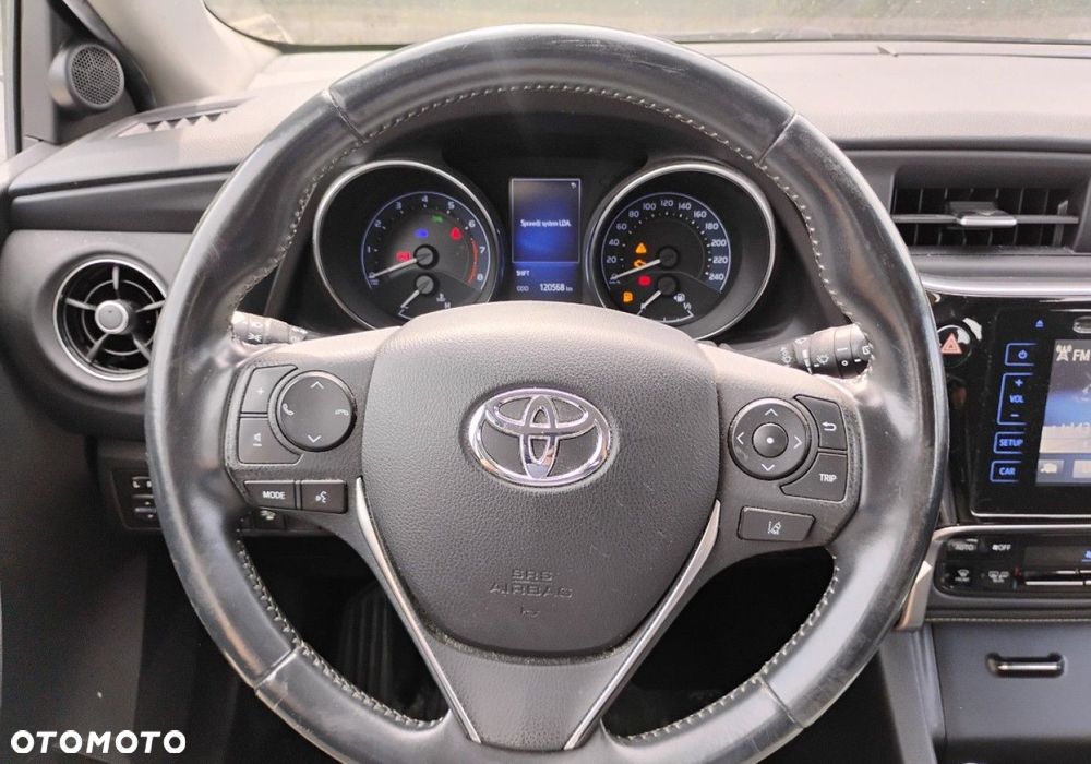 Toyota Auris - 12