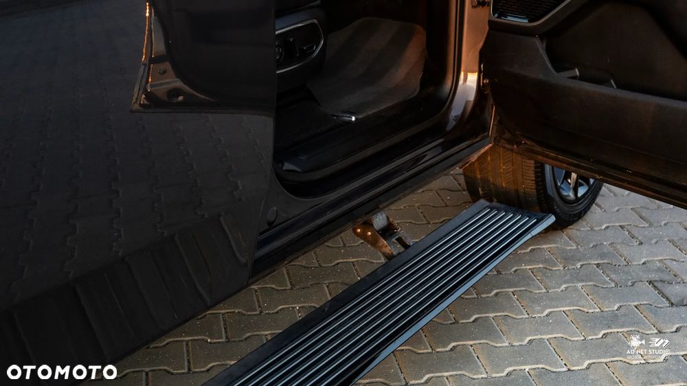 Jeep Wagoneer - 29