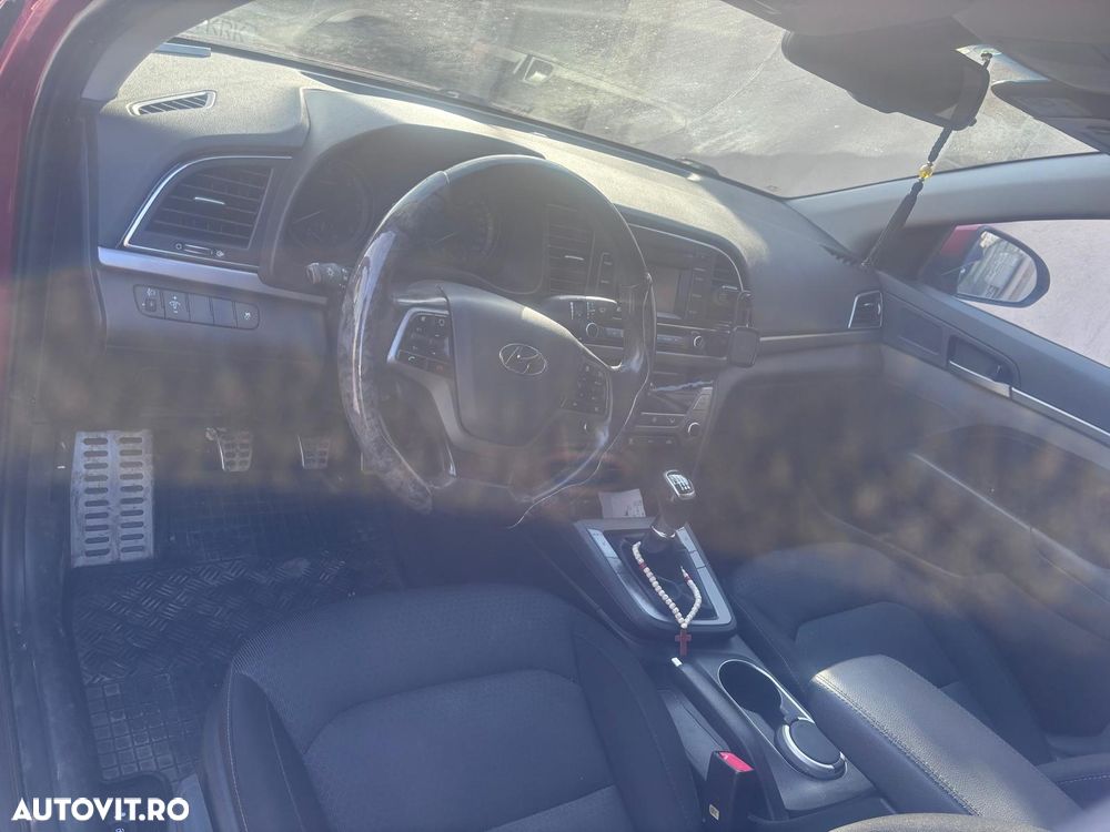 Hyundai Elantra 1.6 CRDI Comfort - 12