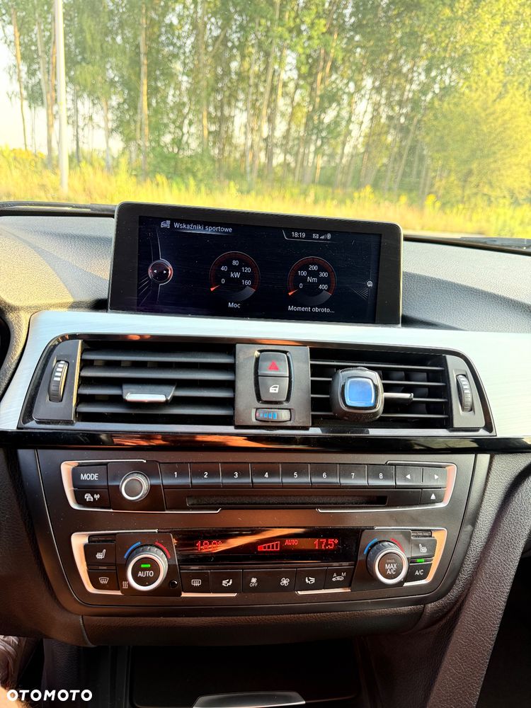 BMW Seria 3 320d xDrive - 31