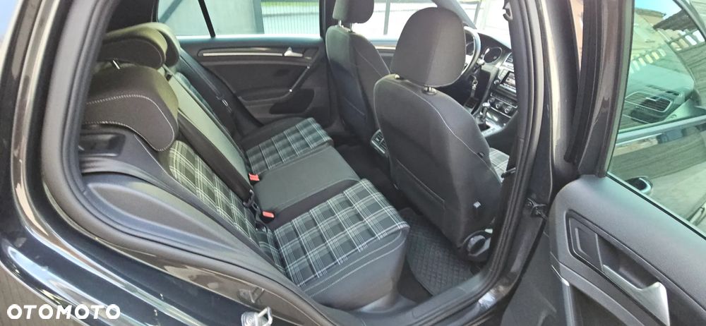 Volkswagen Golf - 11