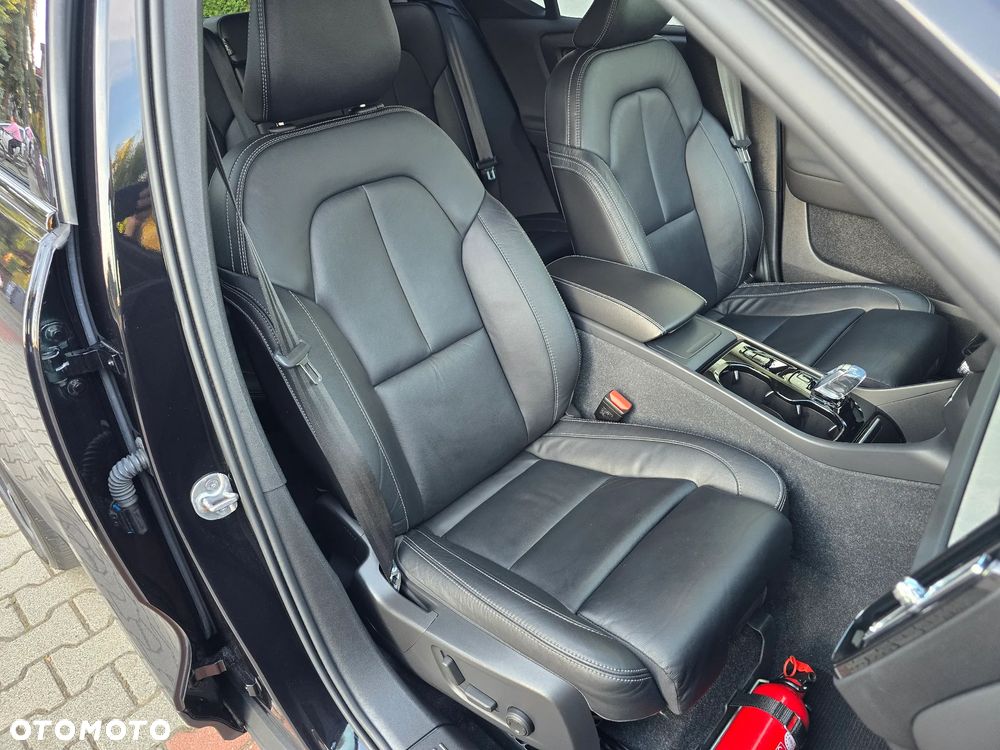 Volvo XC 40 B4 B DKG Plus Dark - 28