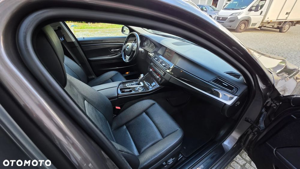 BMW Seria 5 528i Sport-Aut Luxury Line - 9