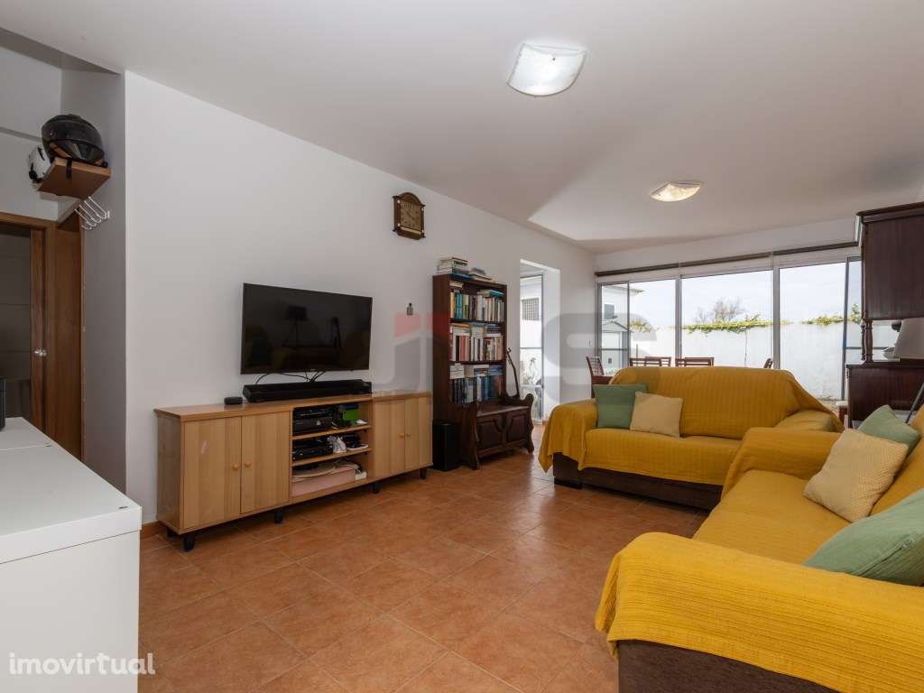 Moradia Térrea em Fenais da Luz: Conforto e Proximidade ao Mar - Grande imagem: 4/33