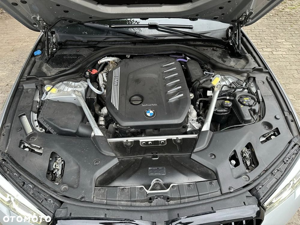 BMW Seria 5 530d xDrive mHEV - 14